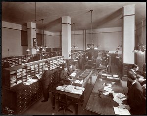 Jovens trabalhando em uma sala de correspondência na Metropolitan Life Insurance Co. na 23rd Street e Madison Avenue, Nova York, 1907 (impressão em gelatina de prata)